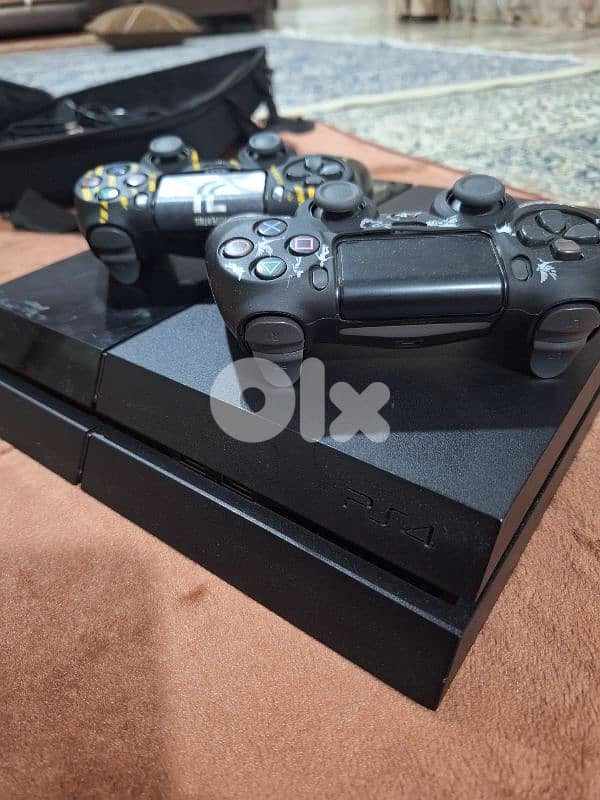 PlayStation 4 – 500GB with Two Controllers 0