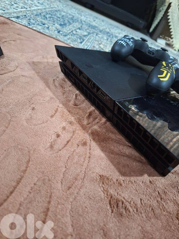 PlayStation 4 – 500GB with Two Controllers 1