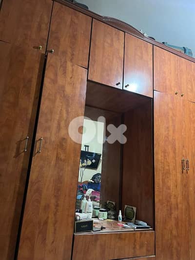 غرفة نوم كاملة خشب قديمة بحالة جدا جيدة