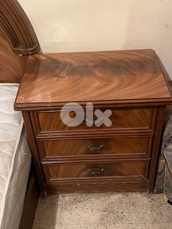 غرفة نوم كاملة خشب قديمة بحالة جدا جيدة 3