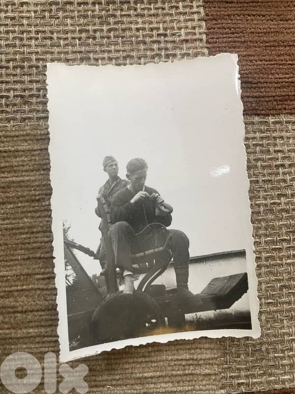 صورة اصلية جندي نازي يقعد على عربة سلاح العالمية الثانية Nazi photo 0