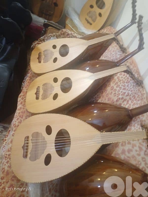 عود مميز بسعر مميز وكل عود مع شنطة وريش 7