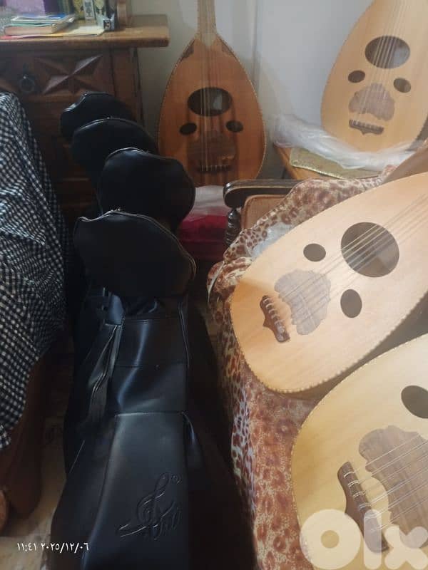 عود مميز بسعر مميز وكل عود مع شنطة وريش 8