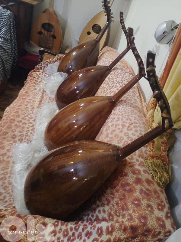 عود مميز بسعر مميز وكل عود مع شنطة وريش 11