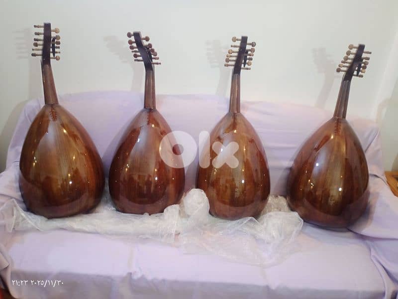 عود مميز بسعر مميز وكل عود مع شنطة وريش 12
