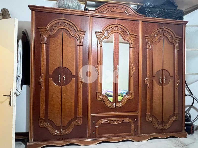 خزانة ستة درف مستعملة لكن بحالة جيدة 0