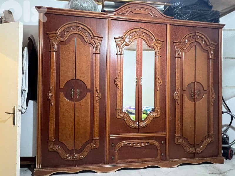 خزانة ستة درف مستعملة لكن بحالة جيدة 1