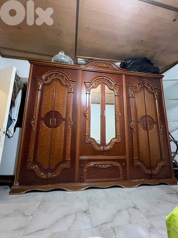 خزانة ستة درف مستعملة لكن بحالة جيدة 2