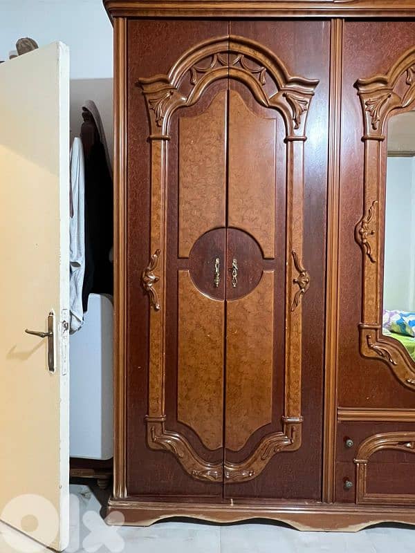 خزانة ستة درف مستعملة لكن بحالة جيدة 3