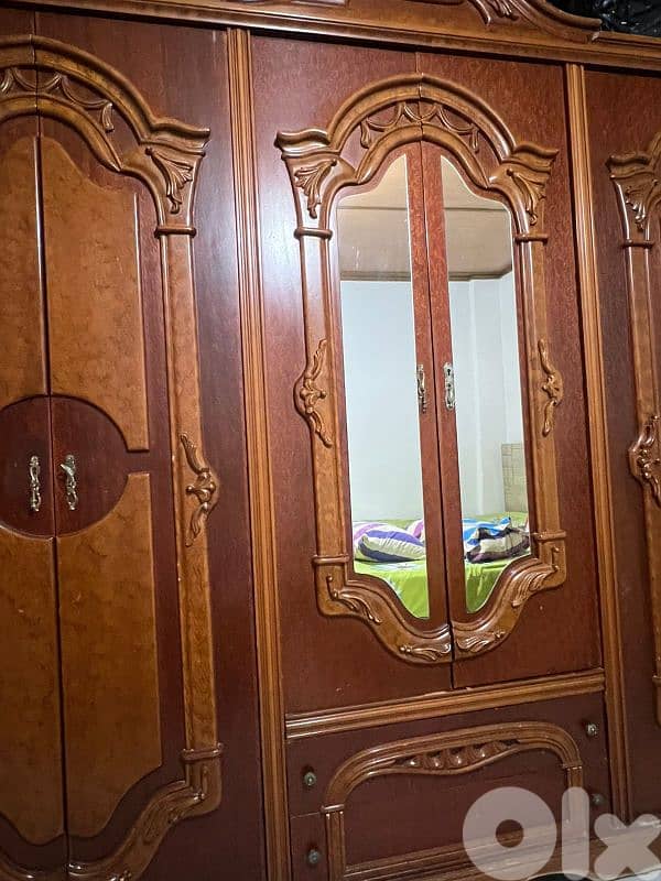 خزانة ستة درف مستعملة لكن بحالة جيدة 4