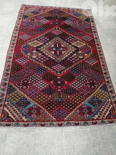 سجاد عجمي بختيار قديم بحالة جيدة