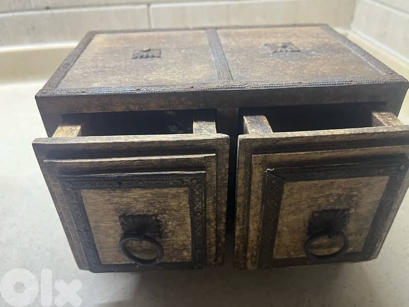 wooden rusted box 0