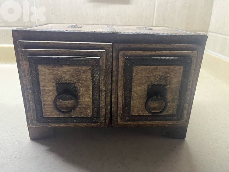 wooden rusted box 1