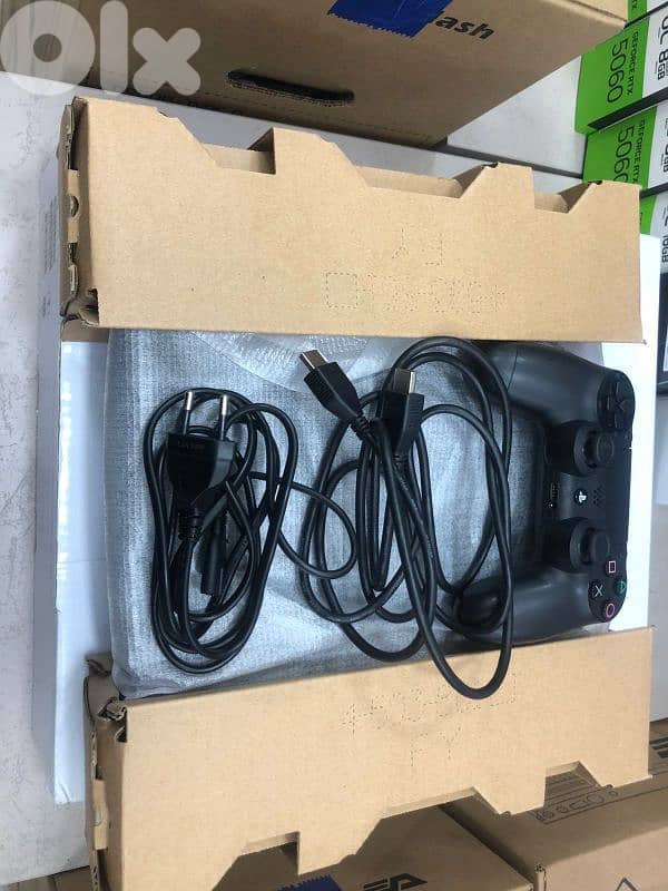 ps4 slim motel el jdede ma3o Maske asleyeh wel 3elbe لسعر قابل للتفاوض 1