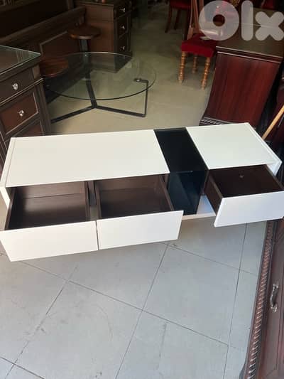 طاولة tv شغل استقبال شبه جديدة