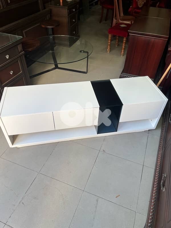 طاولة tv شغل استقبال شبه جديدة 1