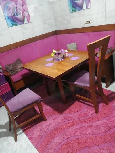 زاوية اكل فخمه جدا خشب زين  مع سجاده وكرستين