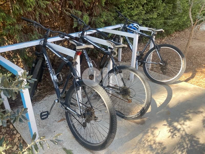 3 Trek 820 black + 1 hummer bike kids 0