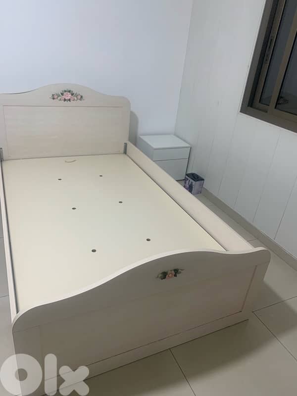 Bed for the room 0
