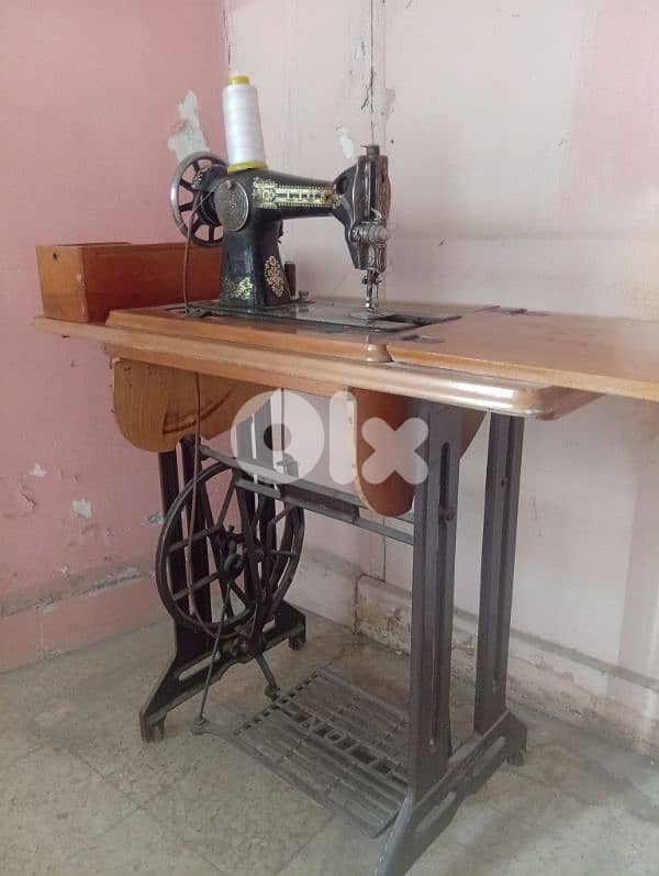 antique old LION sewing machine 1