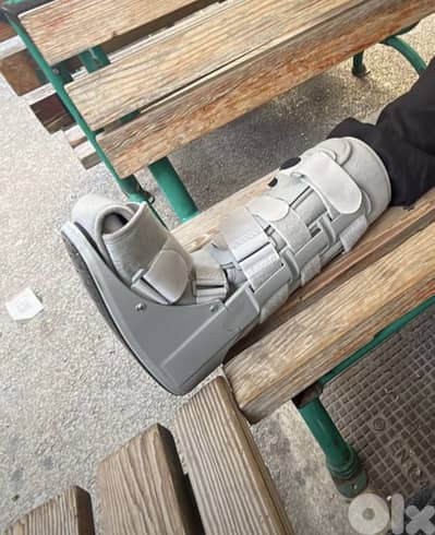 Orthopedic Walking Boot – Used 2 Weeks Only (Excellent Condition)