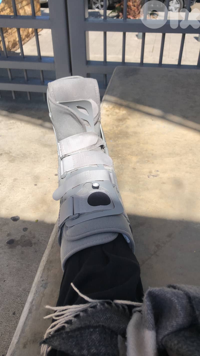 Orthopedic Walking Boot – Used 2 Weeks Only (Excellent Condition) 1