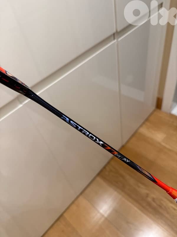 Yonex astrox 77play with custom red strings with a yonex carry bag 0