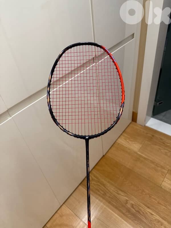 Yonex astrox 77play with custom red strings with a yonex carry bag 1