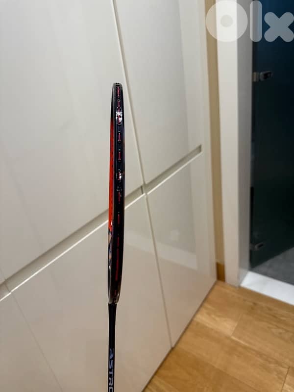 Yonex astrox 77play with custom red strings with a yonex carry bag 2