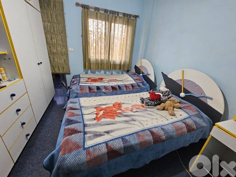 2 kids bed and one desk for sale 0