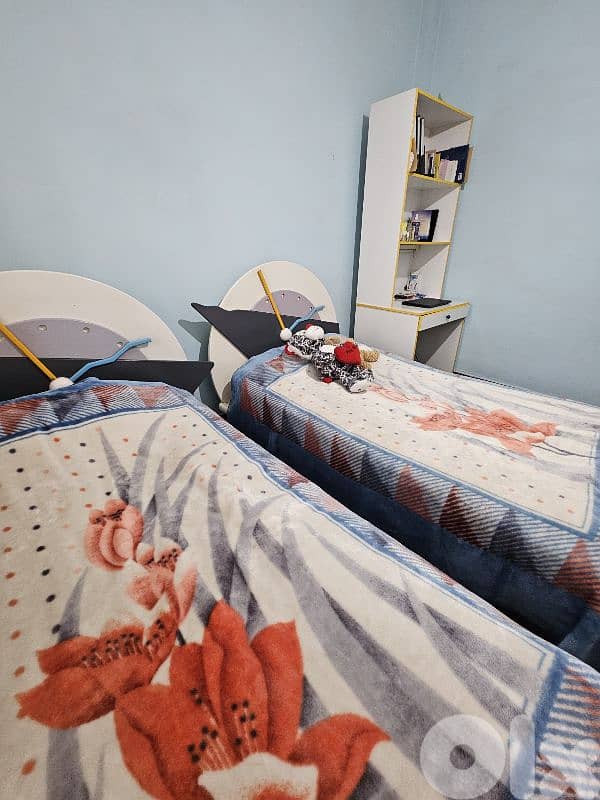 2 kids bed and one desk for sale 1