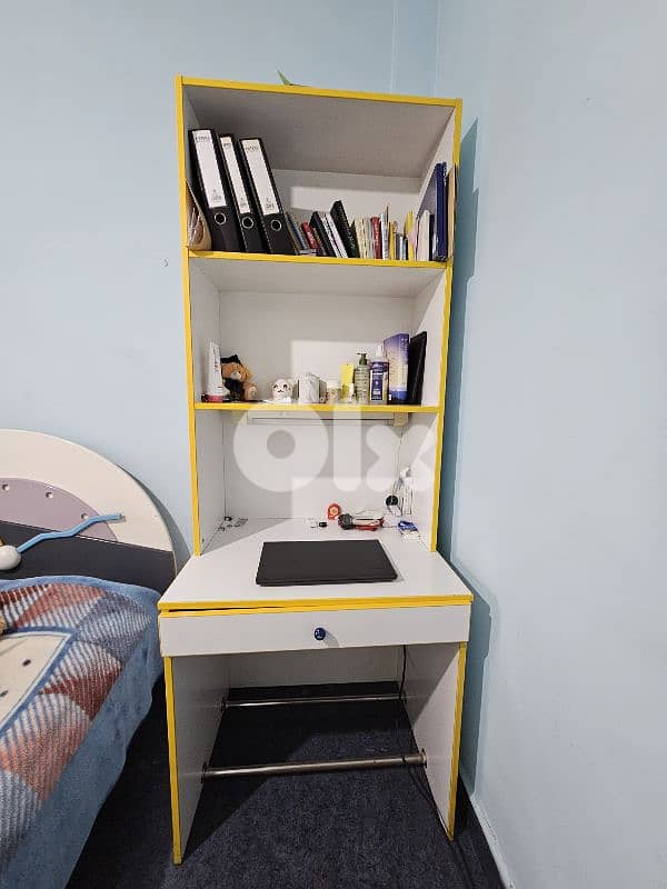 2 kids bed and one desk for sale 2