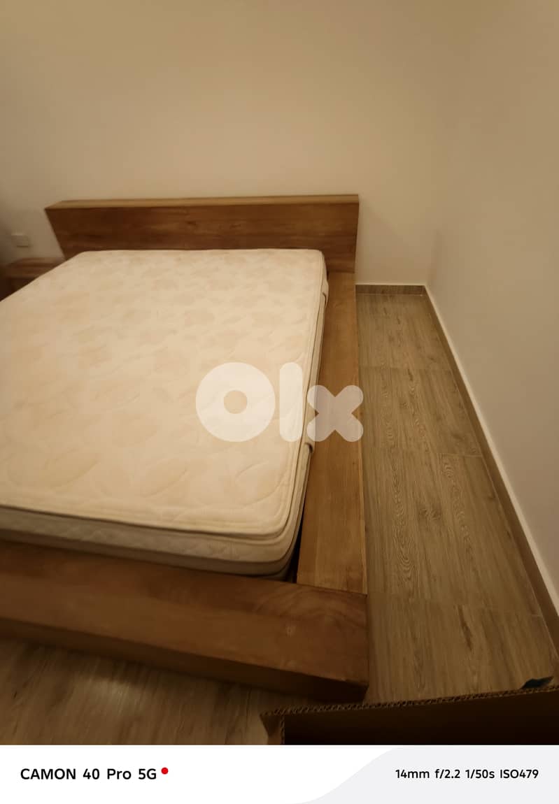 4 piece heavy wood king bed 4