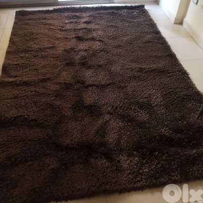 سجادة لون بني كتير مرتبة وبعدها جديدة
