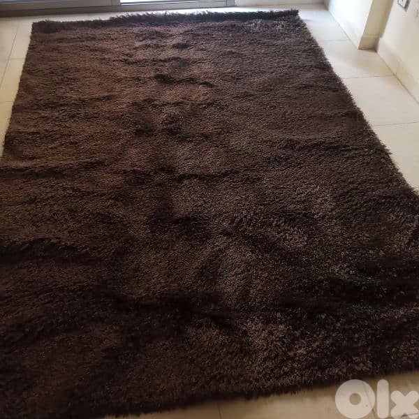 سجادة لون بني كتير مرتبة وبعدها جديدة 0