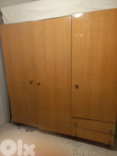 خزانة عدد ٢ بحالة جيدة