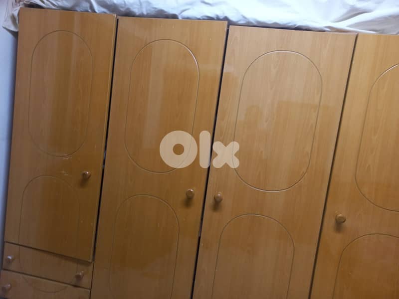 خزانة عدد ٢ بحالة جيدة 1