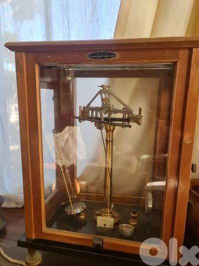 ميزان كيميائي / تحليلي قديم داخل صندوق خشب وزجاج – قطعة مختبر أنتيك