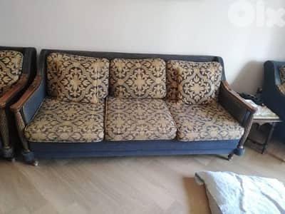 طقم كنب كلاسيك + طاولة رخام بحالة متوسطة