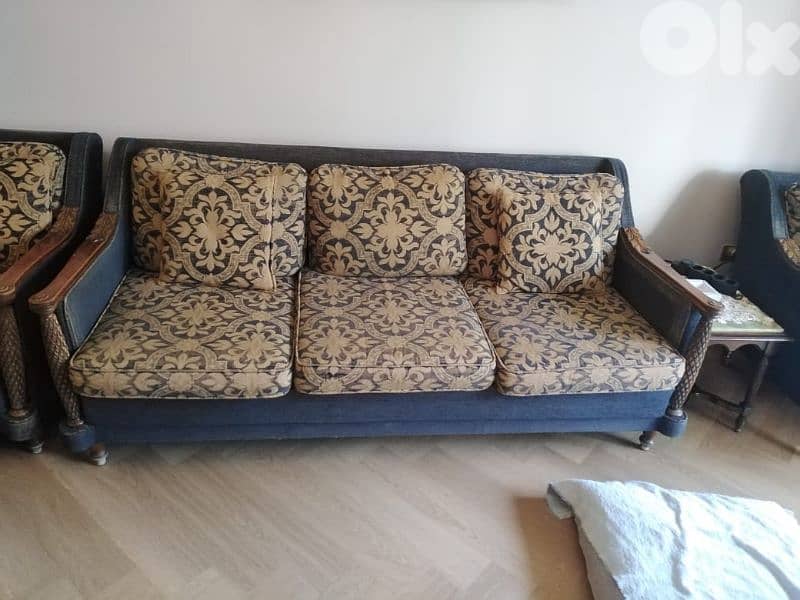 طقم كنب كلاسيك + طاولة رخام بحالة متوسطة 0