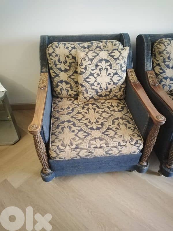 طقم كنب كلاسيك + طاولة رخام بحالة متوسطة 1