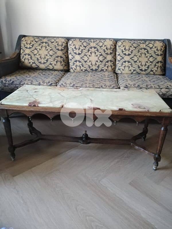 طقم كنب كلاسيك + طاولة رخام بحالة متوسطة 2