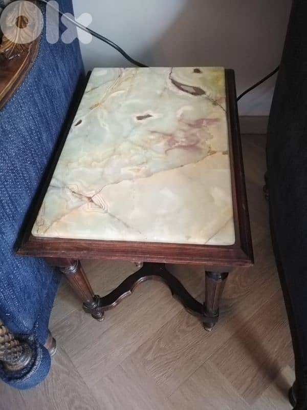 طقم كنب كلاسيك + طاولة رخام بحالة متوسطة 3