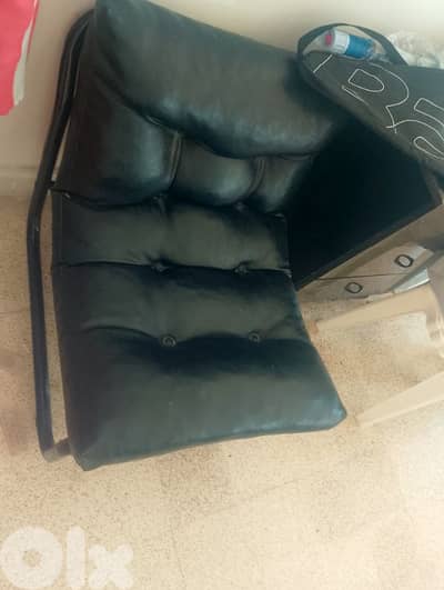 كرسي جلد شبه جديد وطاوله