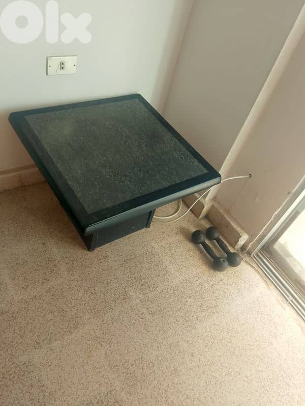 كرسي جلد شبه جديد وطاوله 1