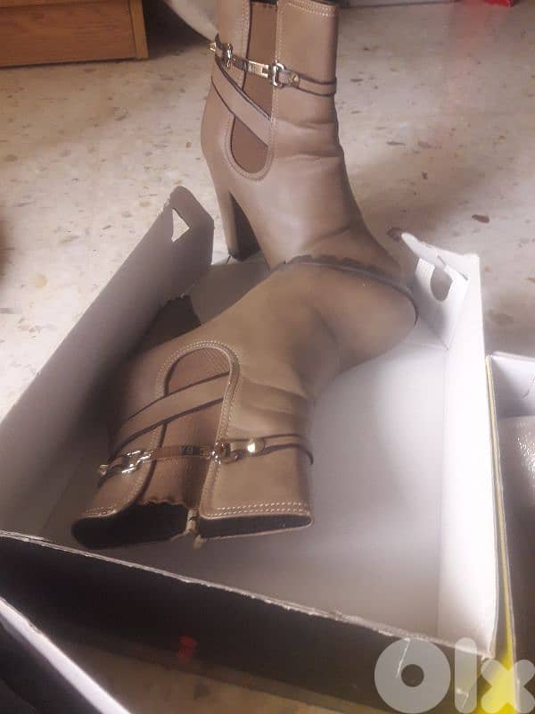 شروة ٧٥ قطعة او اكثر تياب واحذية 9