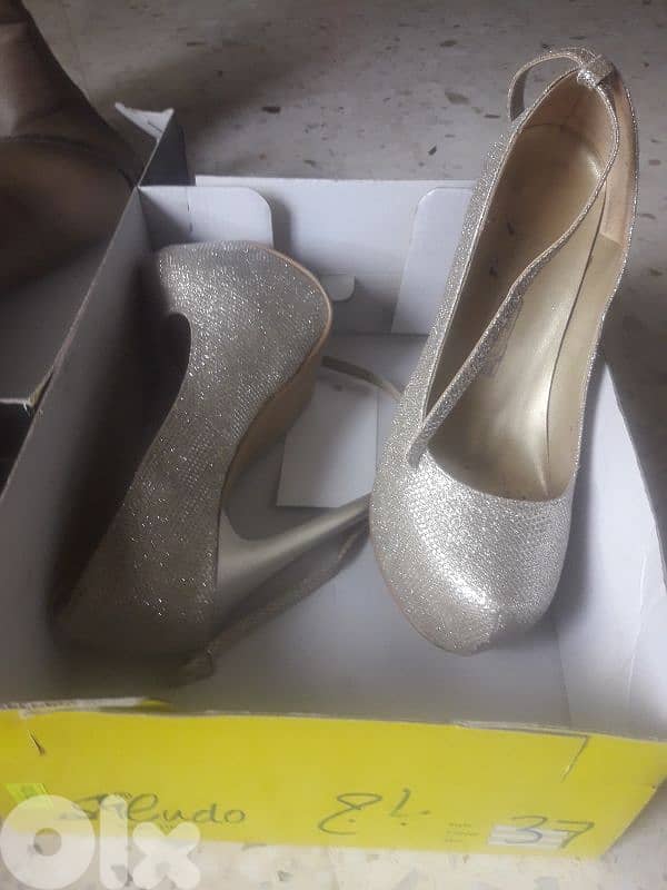 شروة ٧٥ قطعة او اكثر تياب واحذية 11