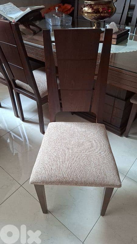 للبيع غرفة سفرة مع طاولة نص و ٣ طاولات انتيك و 4طاولات بليكسي 2