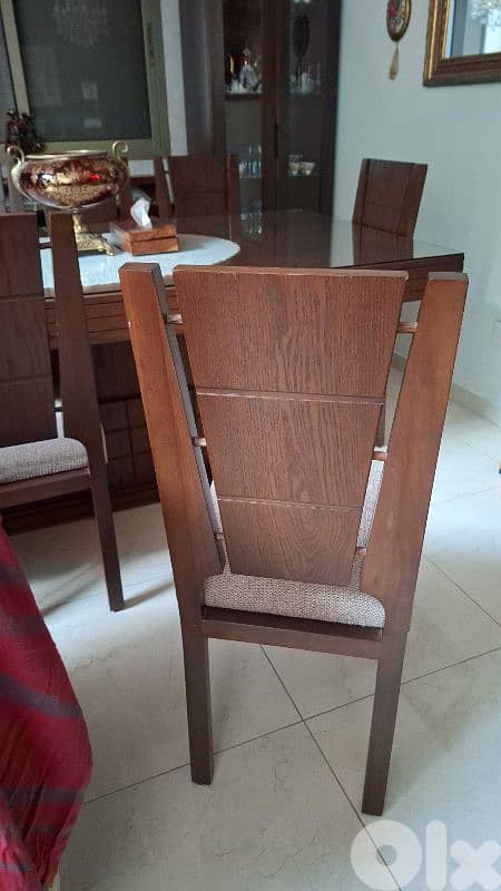 للبيع غرفة سفرة مع طاولة نص و ٣ طاولات انتيك و 4طاولات بليكسي 3