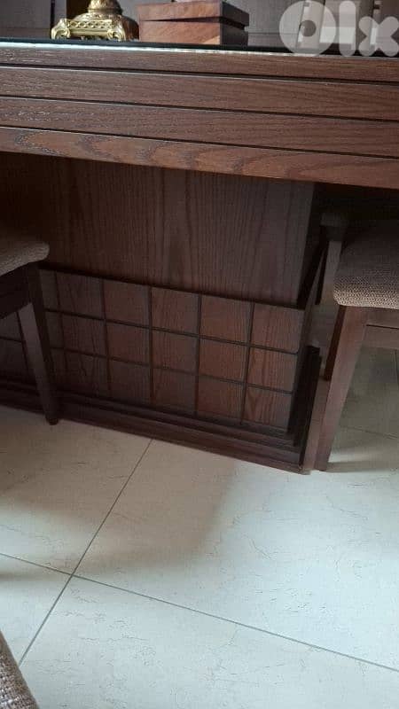 للبيع غرفة سفرة مع طاولة نص و ٣ طاولات انتيك و 4طاولات بليكسي 4